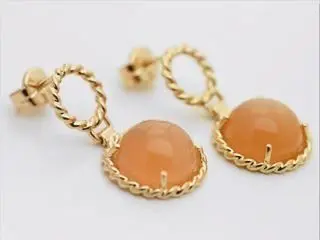 Pendientes de oro del diseñador Antonio Pernas con adularia rosa - Imagen 2