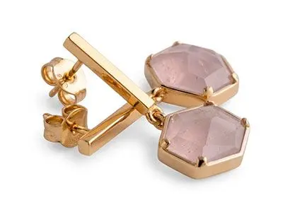 Pendientes de oro amarillo de Devota & Lomba con calcedonia.