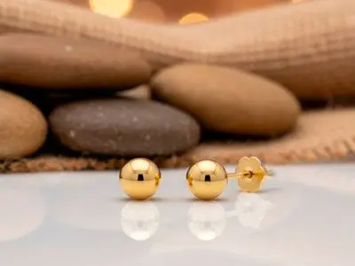 Pendientes dormilón de bebe. Bola de oro amarillo de ley en 5 mm