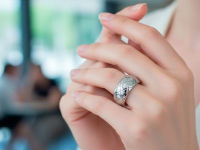Anillo ancho de oro blanco de 18 quilates con circonitas brillo