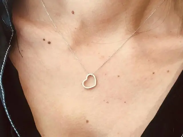 Gargantilla de oro blanco con cadena y colgante corazon calado - Imagen 2