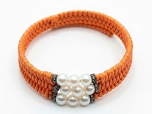 Brazalete macramé naranja perlas