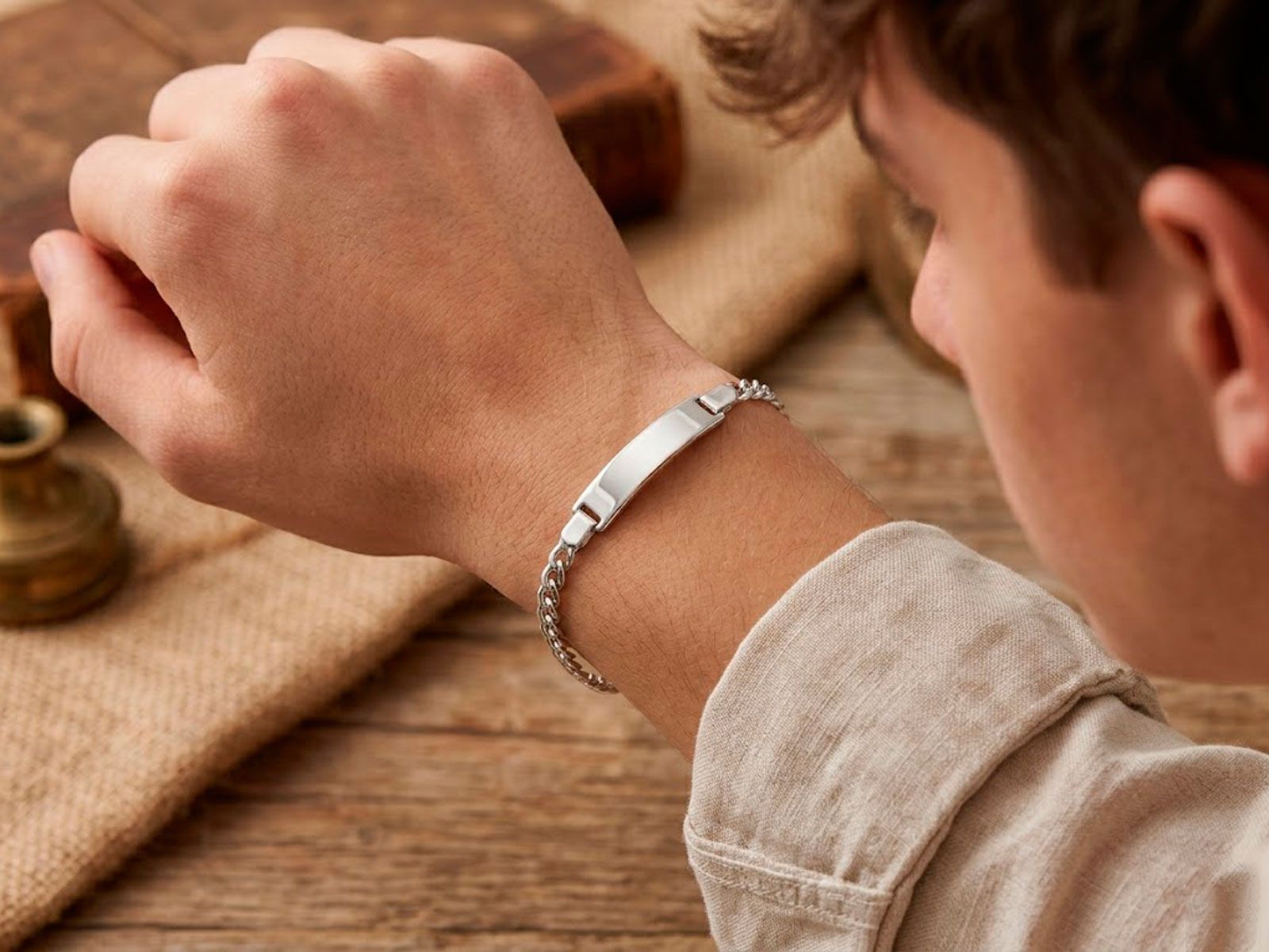 Pulsera identidad de plata barbada lapidada placa central