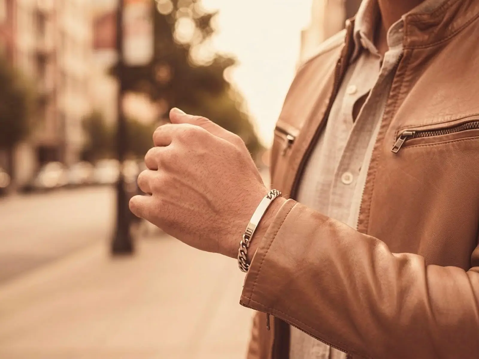 Pulsera Barbada lapidada a 2 caras con placa central