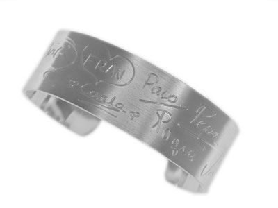 Brazalete estrecho de plata de primera ley personalizado con firmas