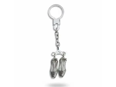 llavero artesanal zapatillas plata