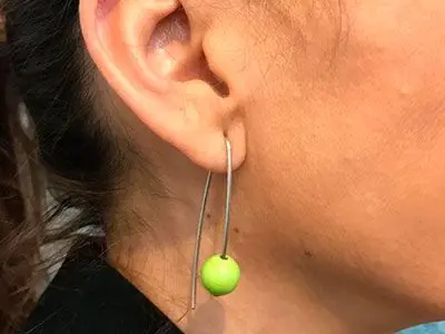 Pendientes de plata con forma de clip y bola verde