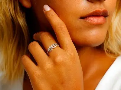 Anillo de plata con hojas de circonitas
