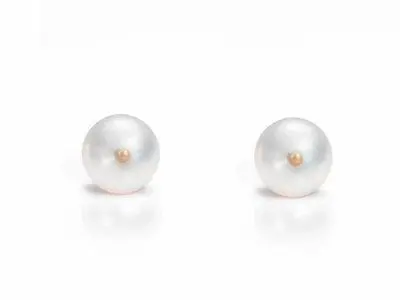 Pendientes de oro con pequeña perla cultivada remachada