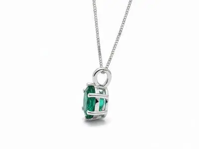 Cadena de oro blanco con colgante esmeralda oval