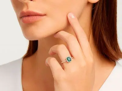 Anillo oro blanco esmeralda y brillantes