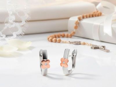 Pendientes comunión barra oro blanco flor rosa