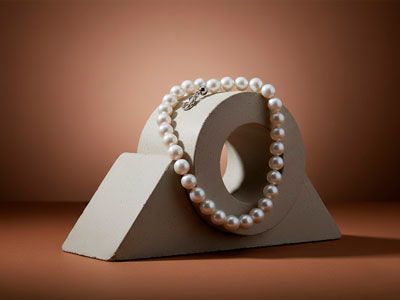 Collares de perlas y piedras