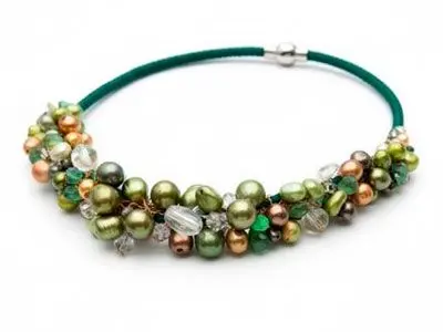 Collar perlas tintadas verdes racimos cierre iman