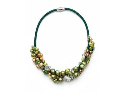 Collar perlas tintadas racimos