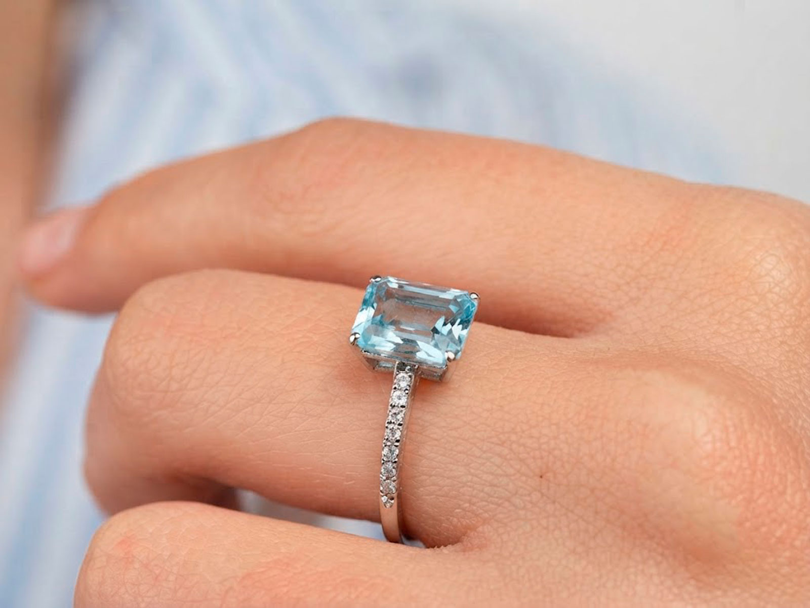Anillo de plata aguamarina