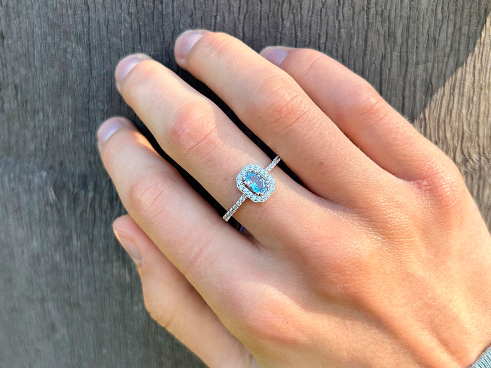 Anillo de plata aguamarina cerco circonitas