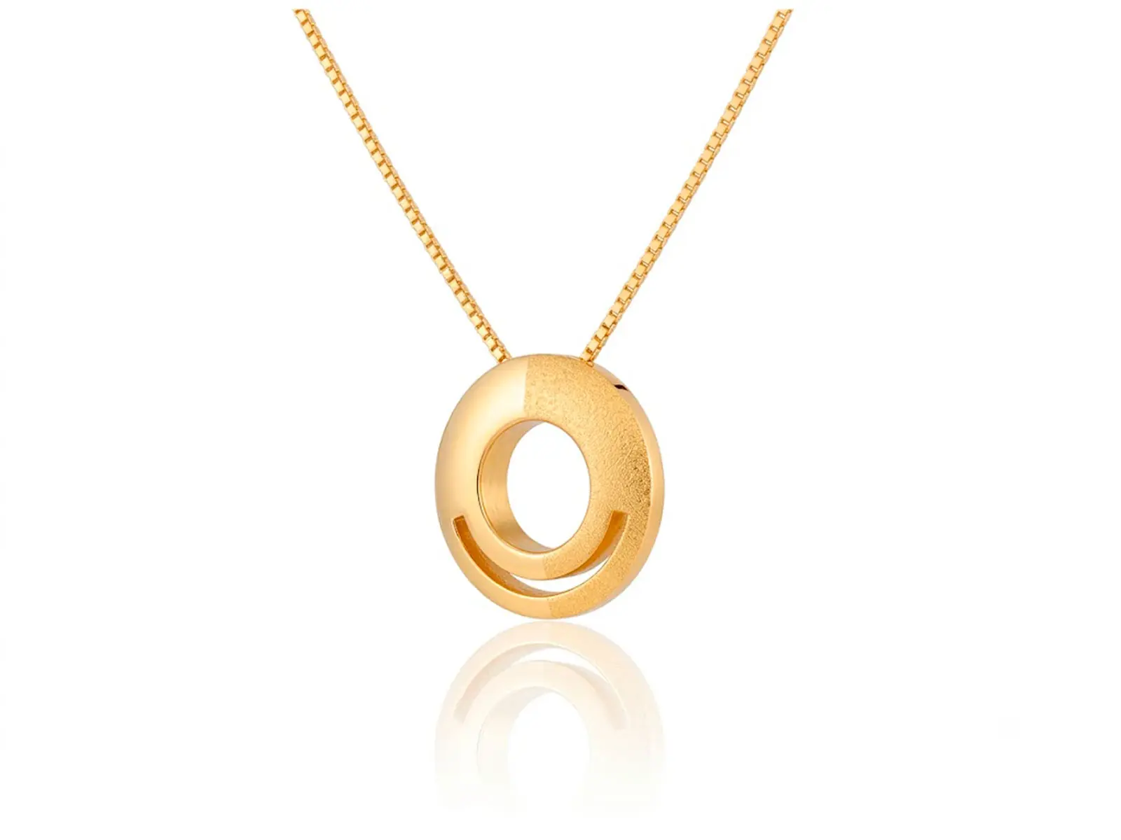 Cadena de oro con colgante redondo matizado