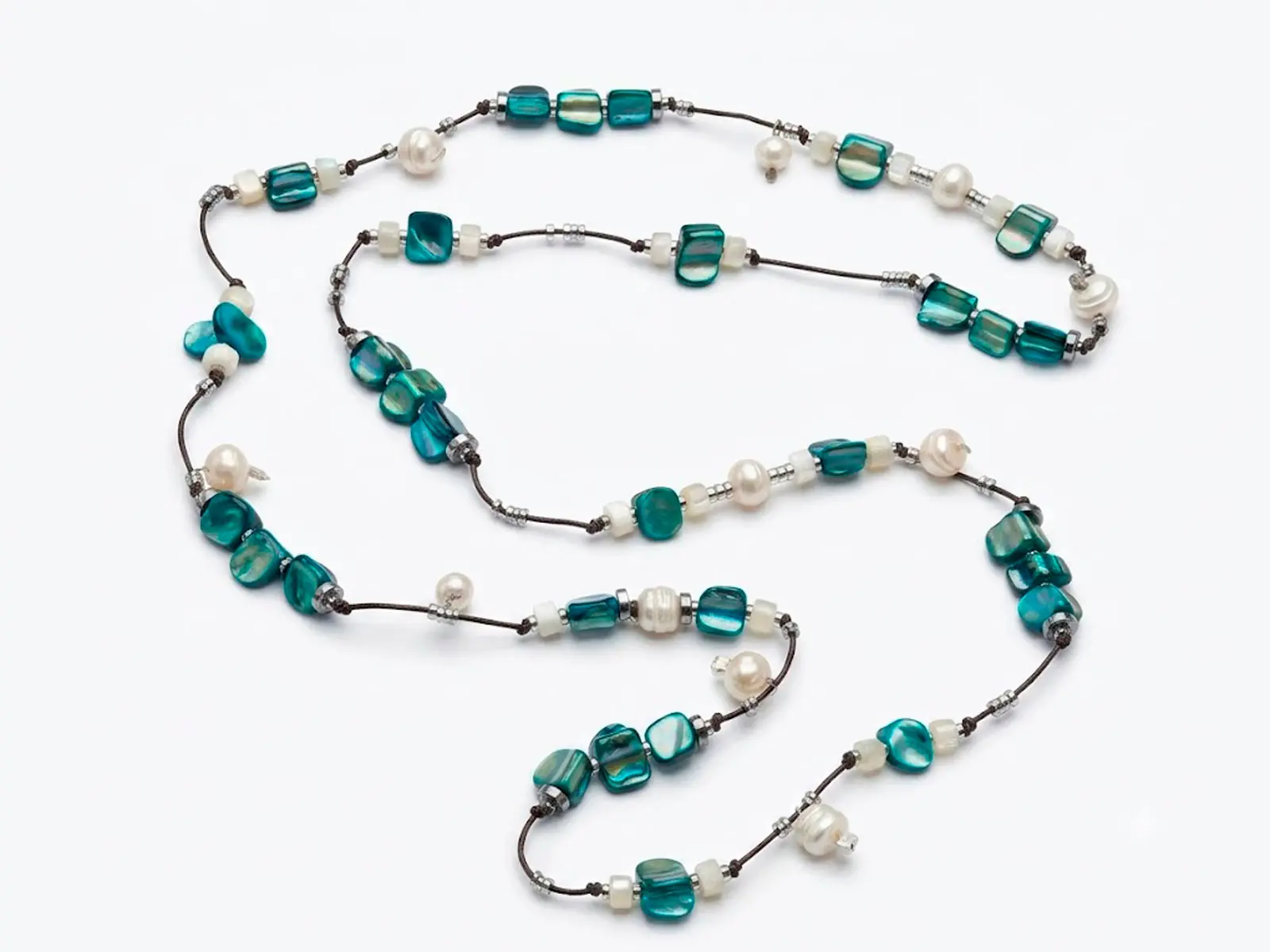 Collar nácar blanco y tintado